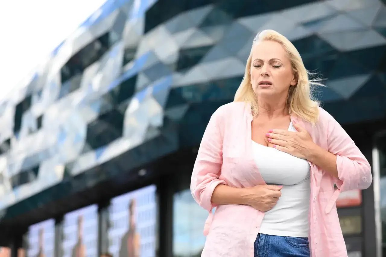 Zdjęcie Czy podczas menopauzy bolą piersi? Poznaj przyczyny i objawy
