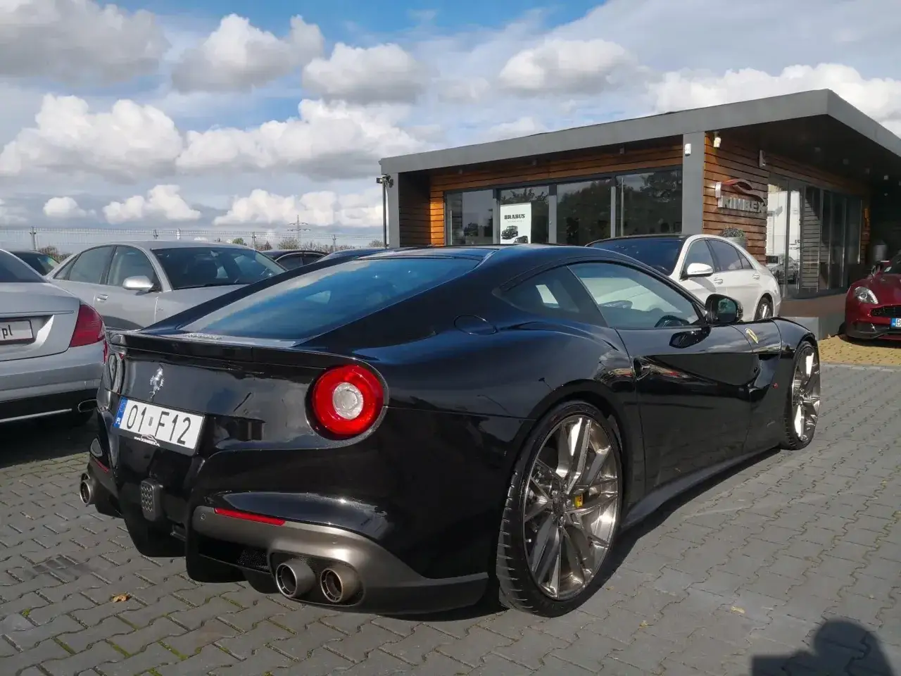 Czarne Ferrari F12 z tablicą 01-F12. Zastanawiasz się nad ferrari cena? To cudo na kołach jest warte swojej ceny.