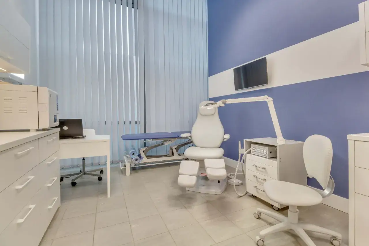Gabinet podologiczny z fotelem, kozetką i sprzętem. Idealne miejsce, by dowiedzieć się, jak zostać podologiem.