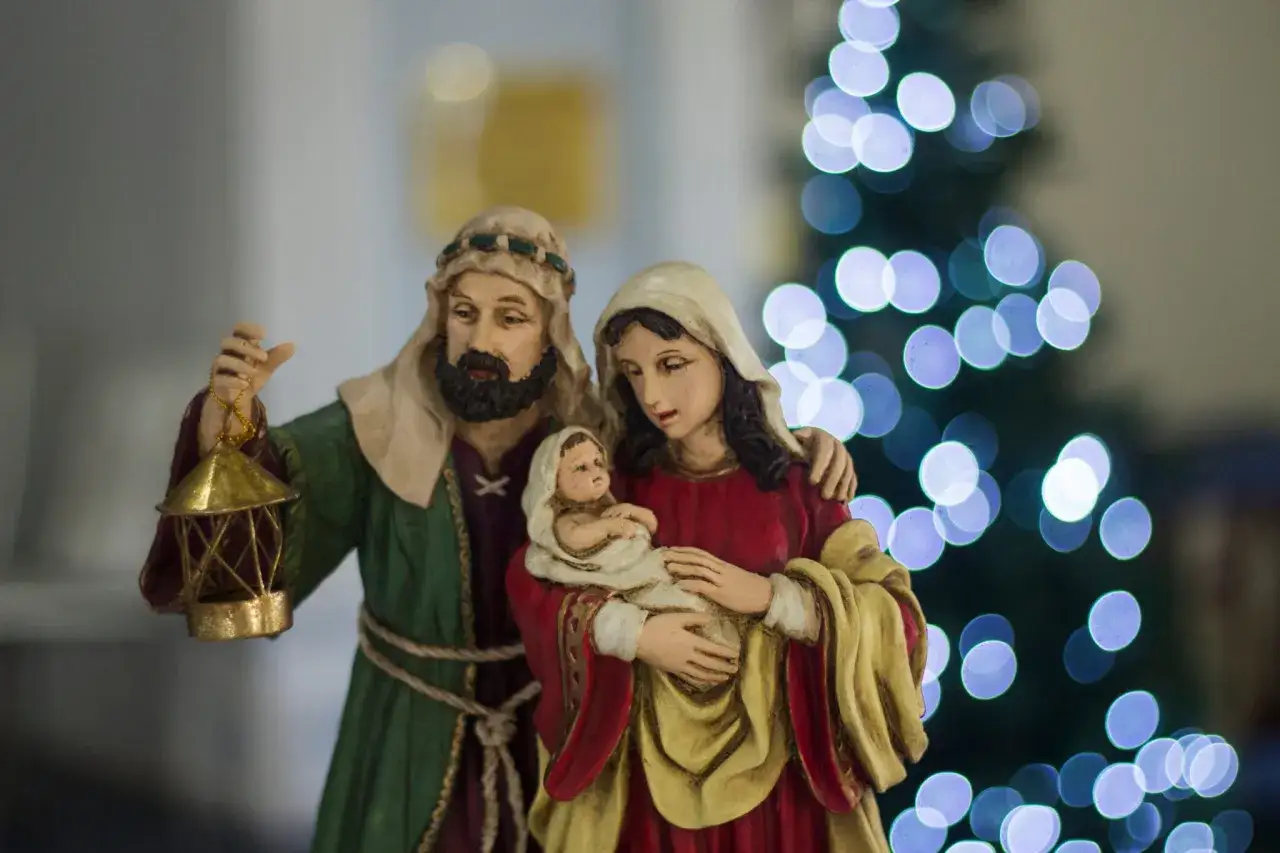 Figurki Świętej Rodziny. Józef, trzymający latarnię, czule obejmuje Maryję z Dzieciątkiem. Ile lat miał św Józef jak poślubił Maryję?