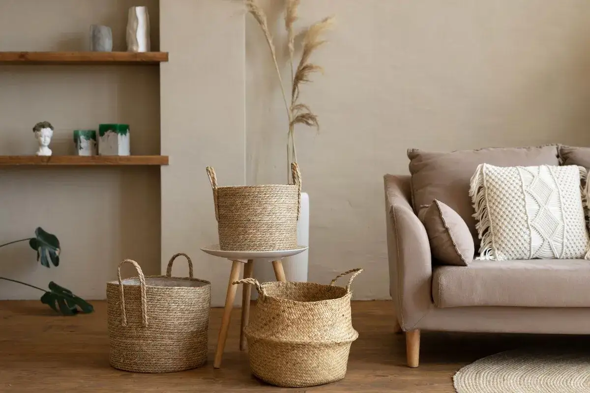 Natürliche Körbe für gemütliche nische gestalten ideen. Ein Sofa mit Kissen und Pflanzen im Hintergrund.