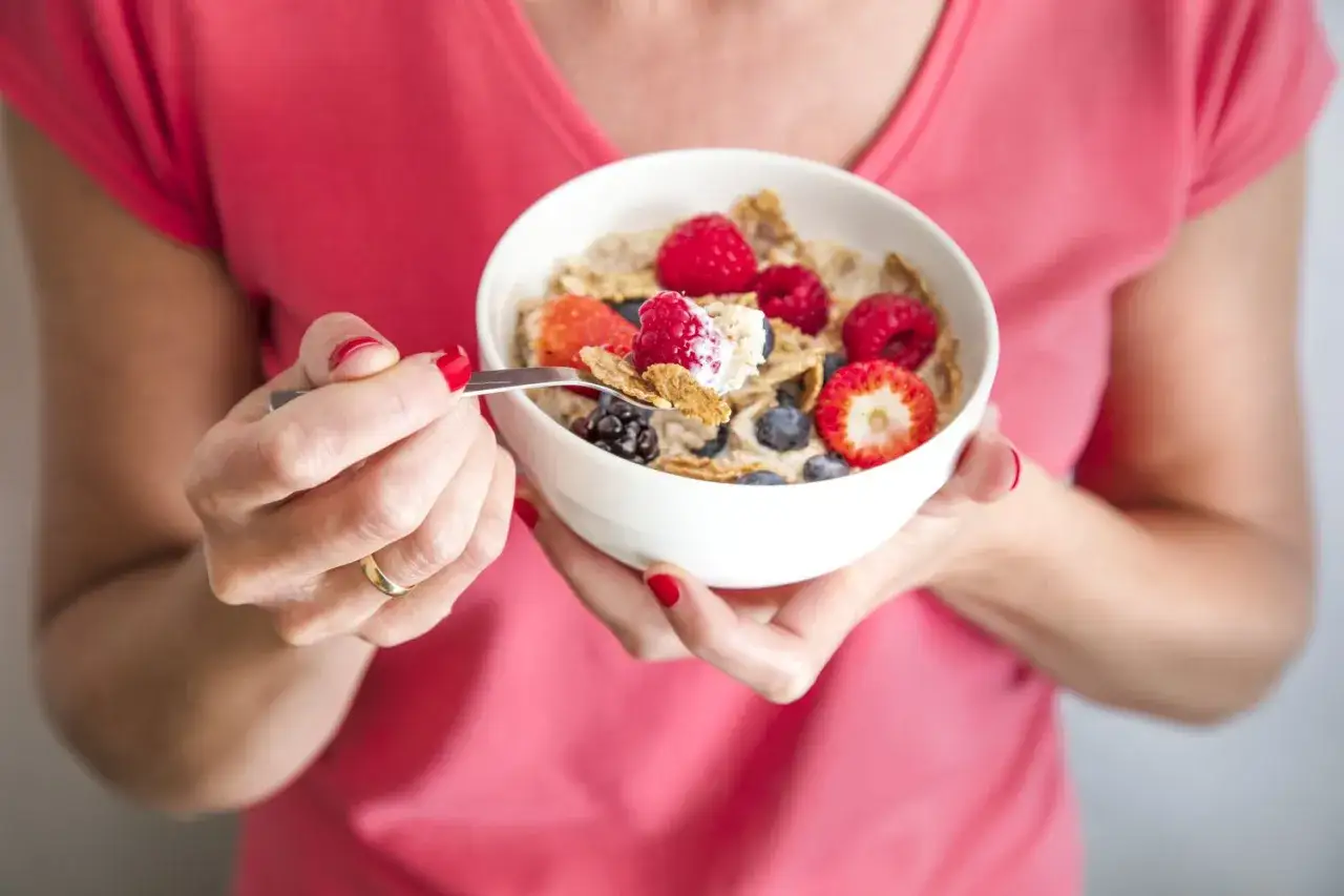 Colazione con cereali e frutti di bosco, ottimi rimedi contro la stitichezza cronica.