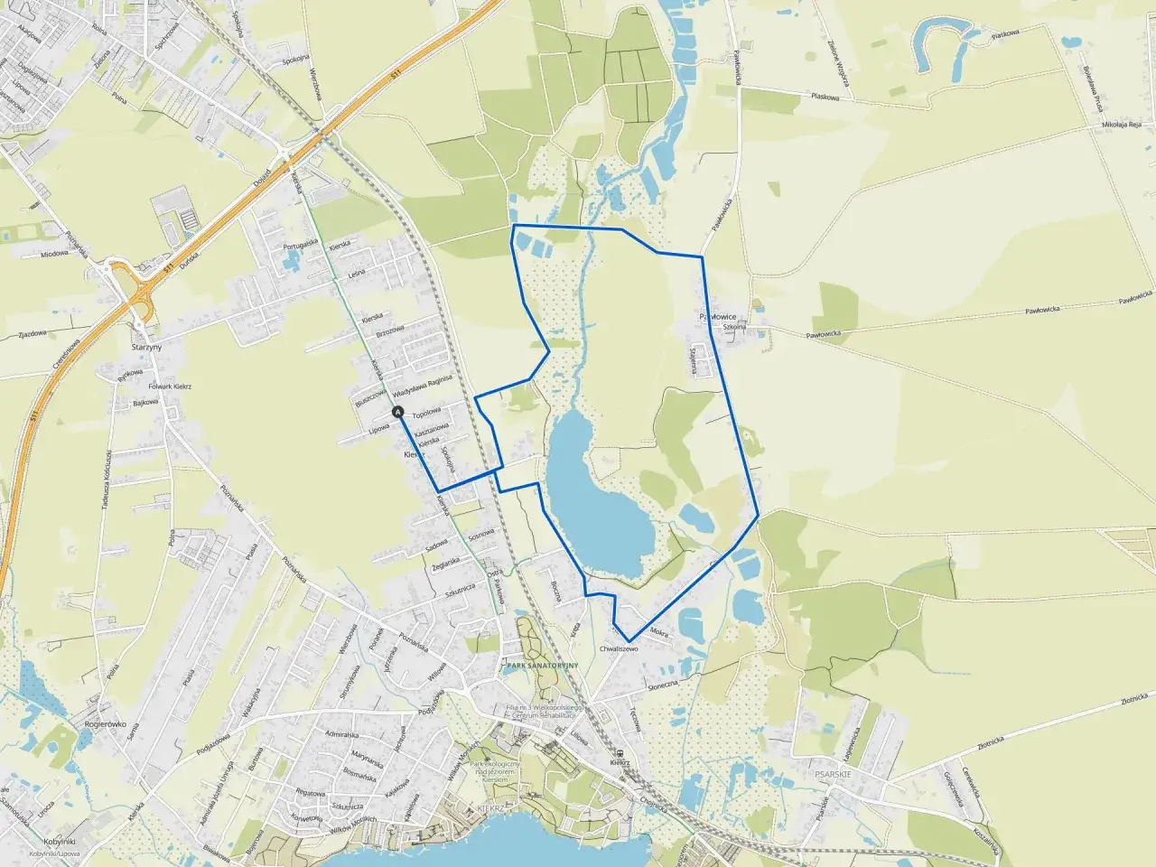 Mapa przedstawia jezioro Kierskie Małe otoczone terenami zielonymi i zabudowaniami.