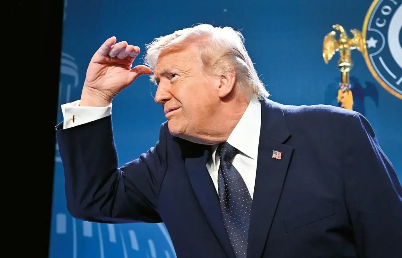 Donald Trump w garniturze, z ręką na czole, jakby oceniał swój wiek i przyszłość.