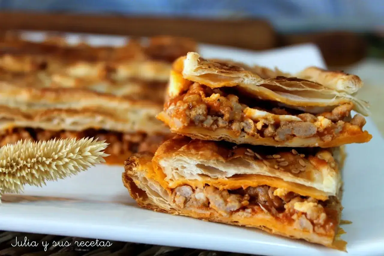 Delicioso hojaldre con carne picada, crujiente por fuera y jugoso por dentro. ¡Una receta irresistible!