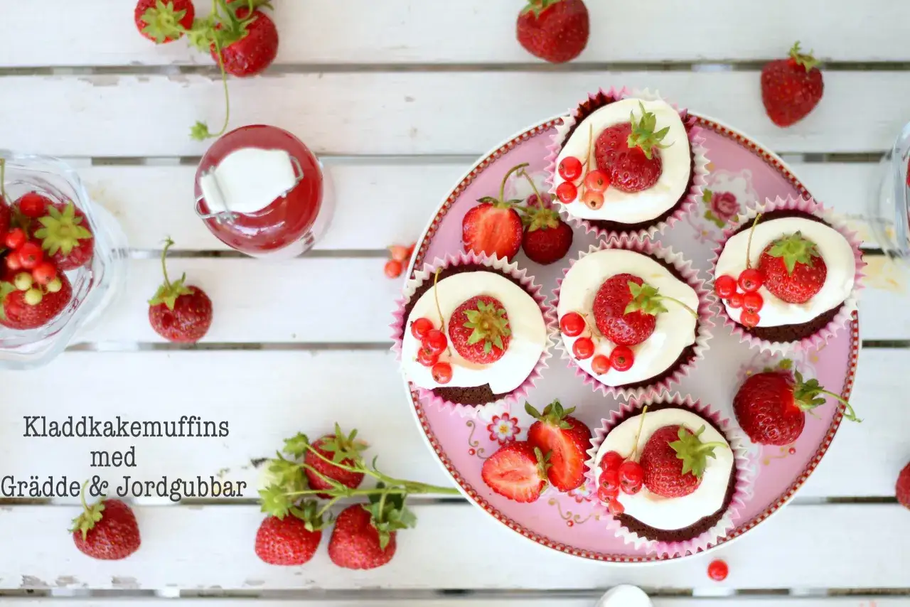 Kladdkakemuffins med gr&auml;dde och jordgubbar, ett h&auml;rligt recept f&ouml;r fika.