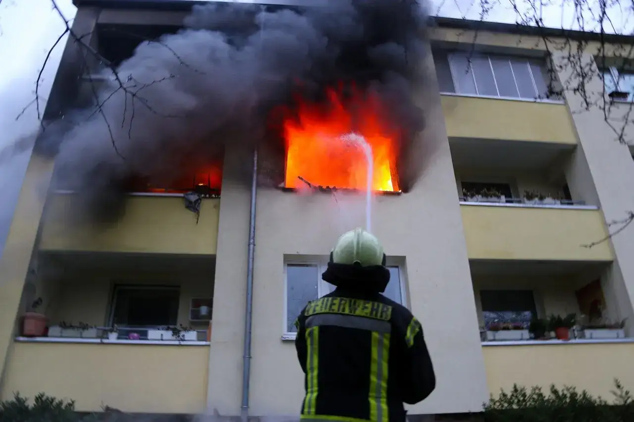 Feuerwehr löscht brennende Wohnung. Wenn die Wohnung nach Brand unbewohnbar, was tun? Sofort Hilfe holen.