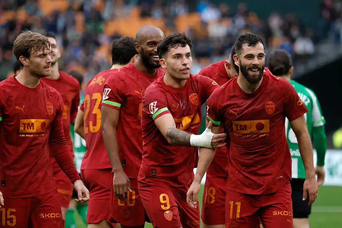 Piłkarze Valencii w czerwonych strojach świętują zwycięstwo nad Athletikiem Bilbao.