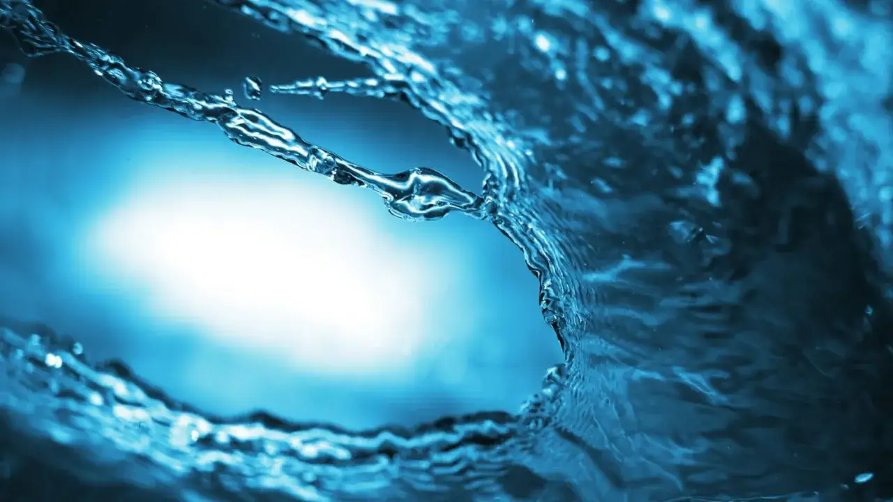 Olas de agua azul brillante capturan la energ&iacute;a azul en un t&uacute;nel l&iacute;quido.