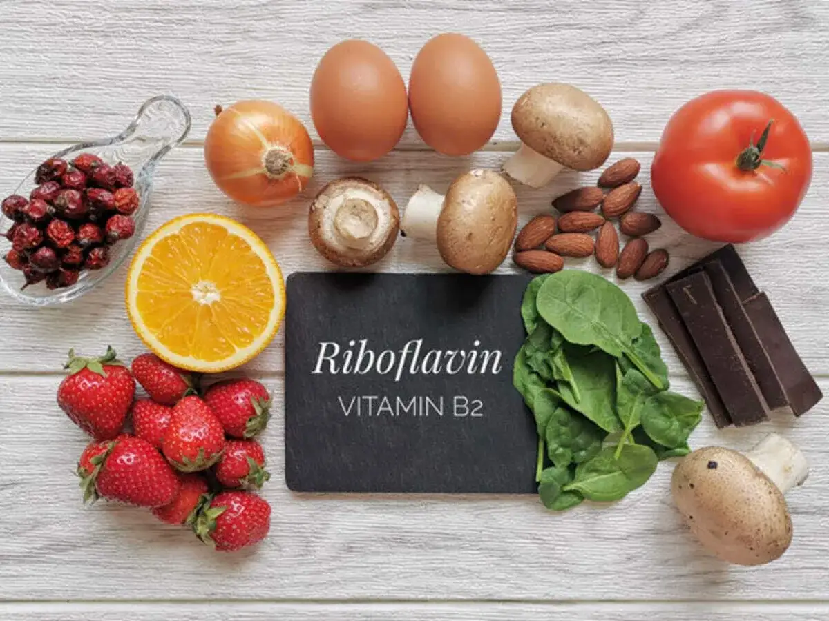 Z czego jest ryboflawina? Witamina B2 znajduje się w jajkach, migdałach, szpinaku, pomidorach, grzybach, cytrusach, truskawkach, dzikiej róży i czekoladzie.