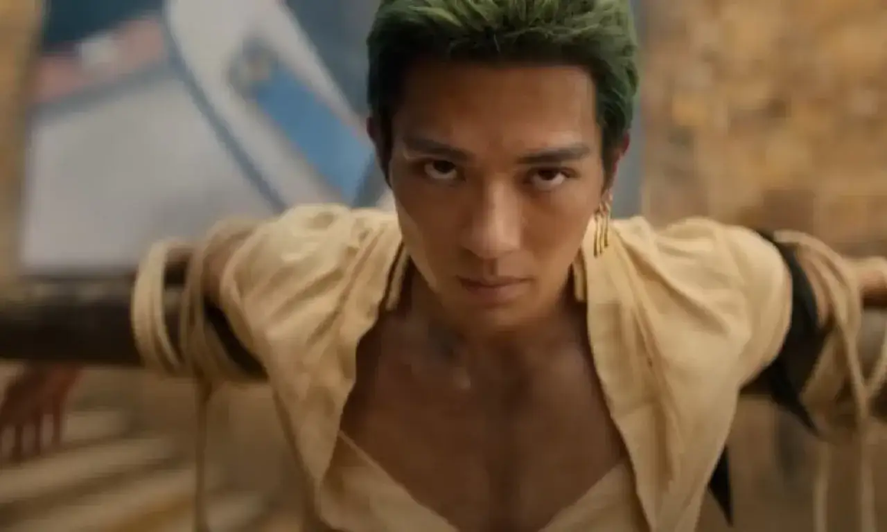 Mackenyu, avec ses cheveux verts et son regard intense, prêt à l'action dans des films et séries TV.
