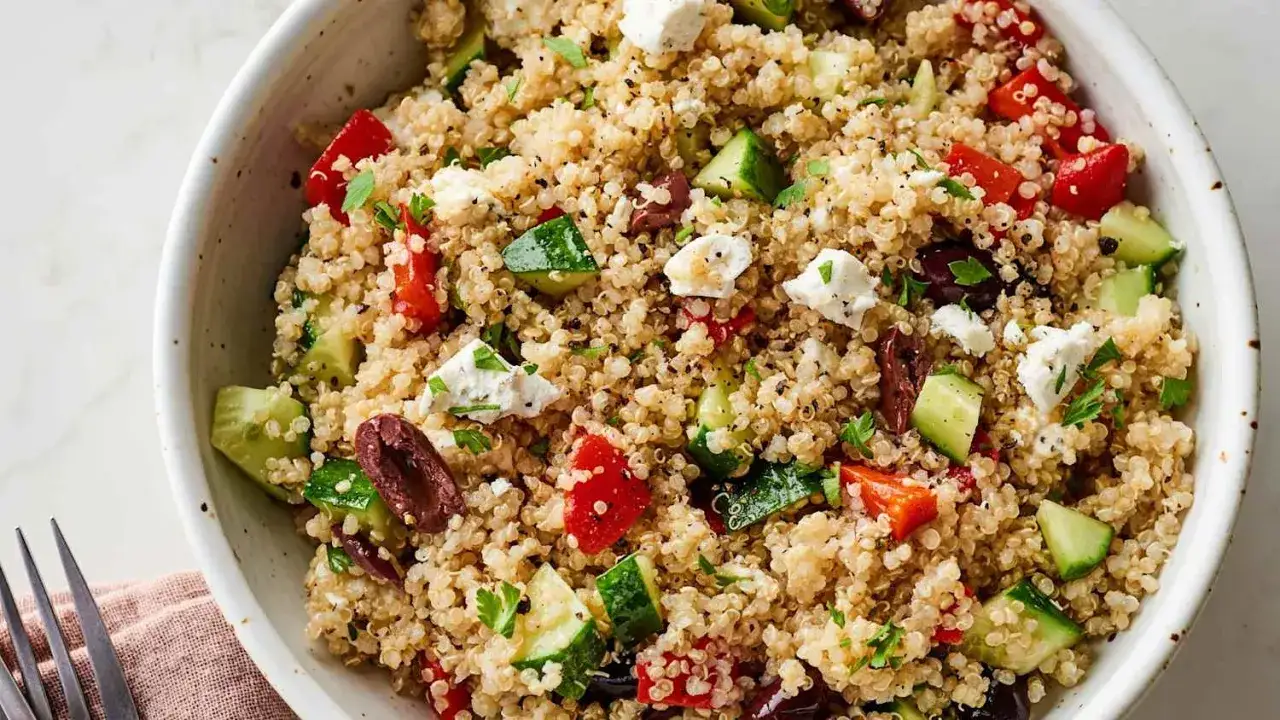 En sk&aring;l med grekisk quinoasallad, perfekt f&ouml;r att visa **para qu&eacute; sirve la quinoa** &ndash; som en n&auml;ringsrik bas f&ouml;r en fr&auml;sch och m&auml;ttande m&aring;ltid.