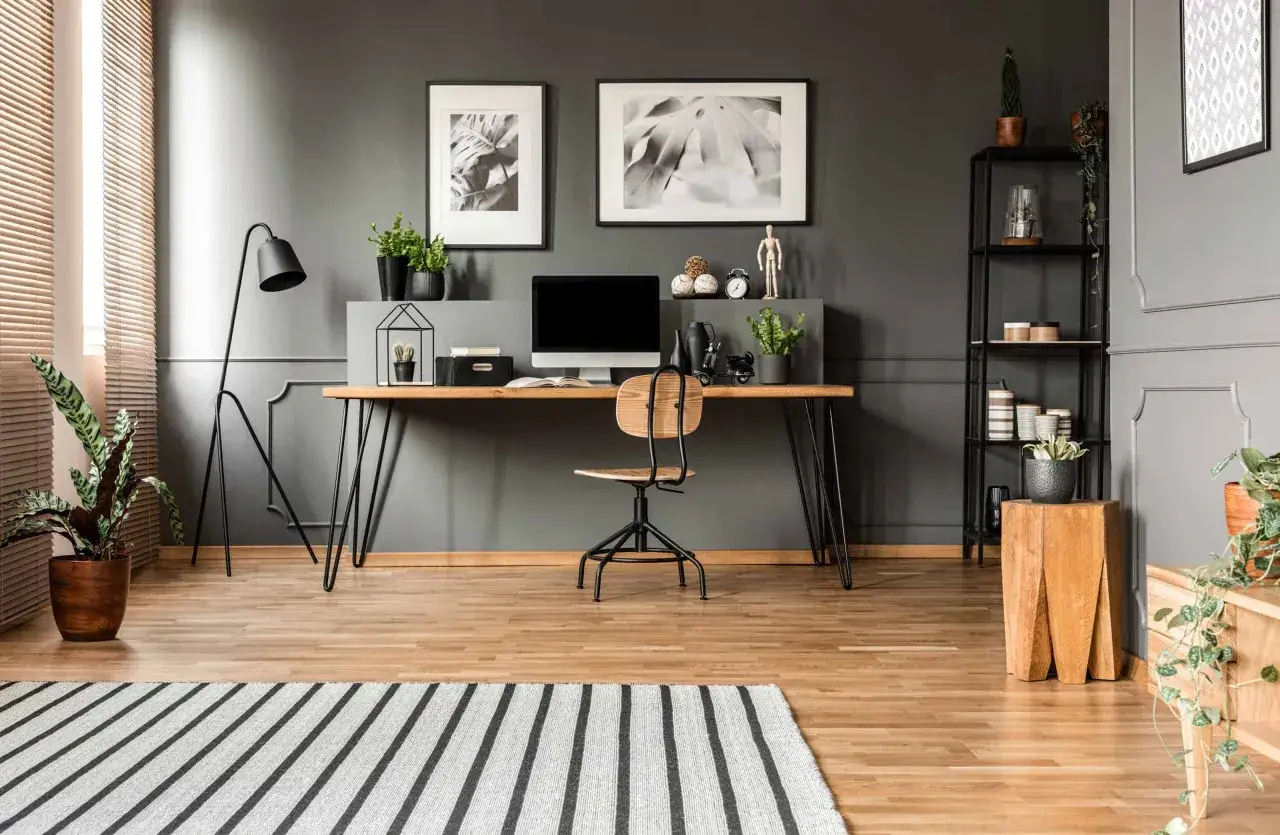 Modernes B&uuml;ro mit Schreibtisch, Computer und Pflanzen. Ideal f&uuml;r gewerbliche Nutzung in der Wohnung.