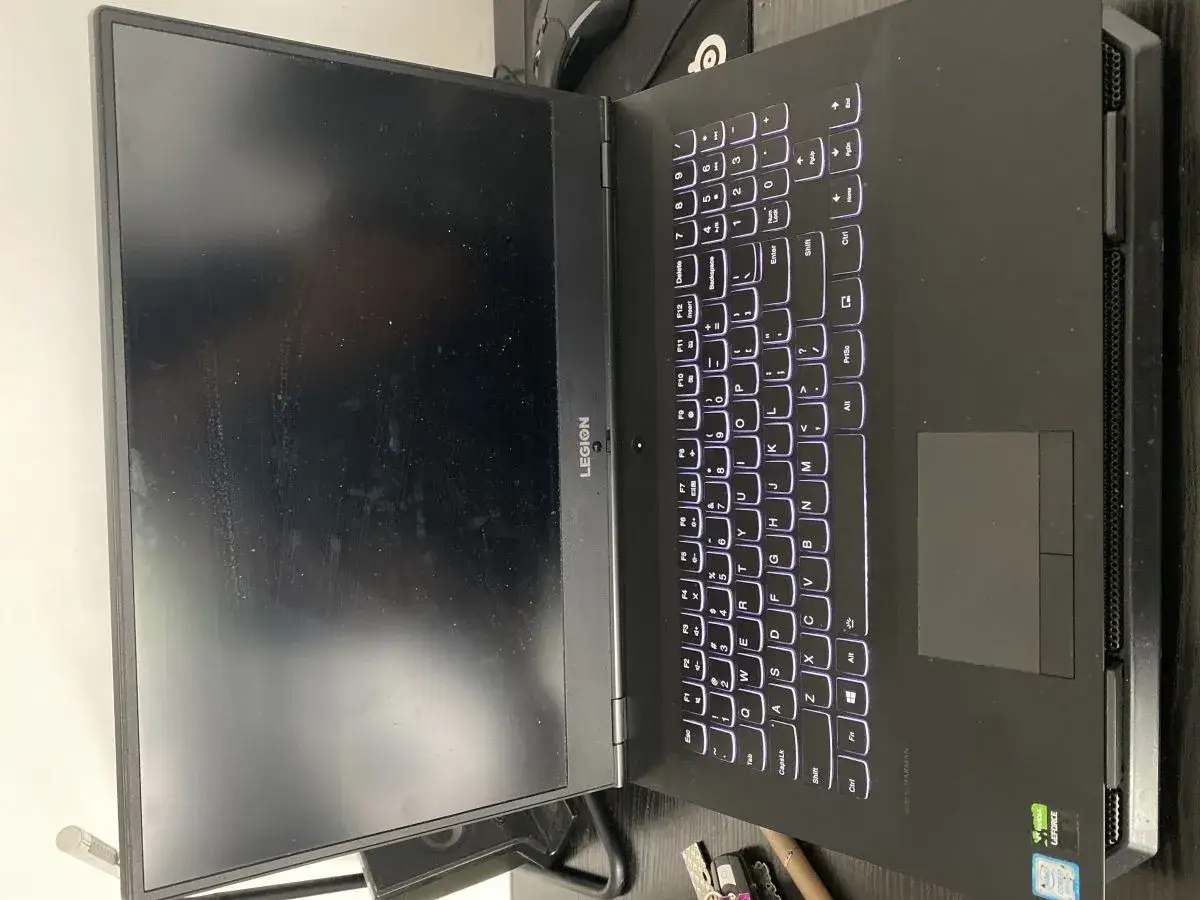Laptop podłączony do monitora zewnętrznego z wyłączonym ekranem laptopa