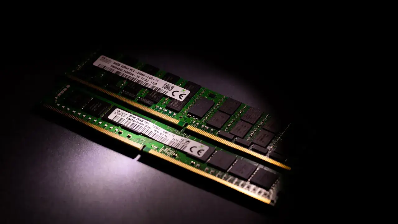 Dwa moduły RAM do komputera, jeden 64GB, drugi 32GB, błyszczą w świetle.