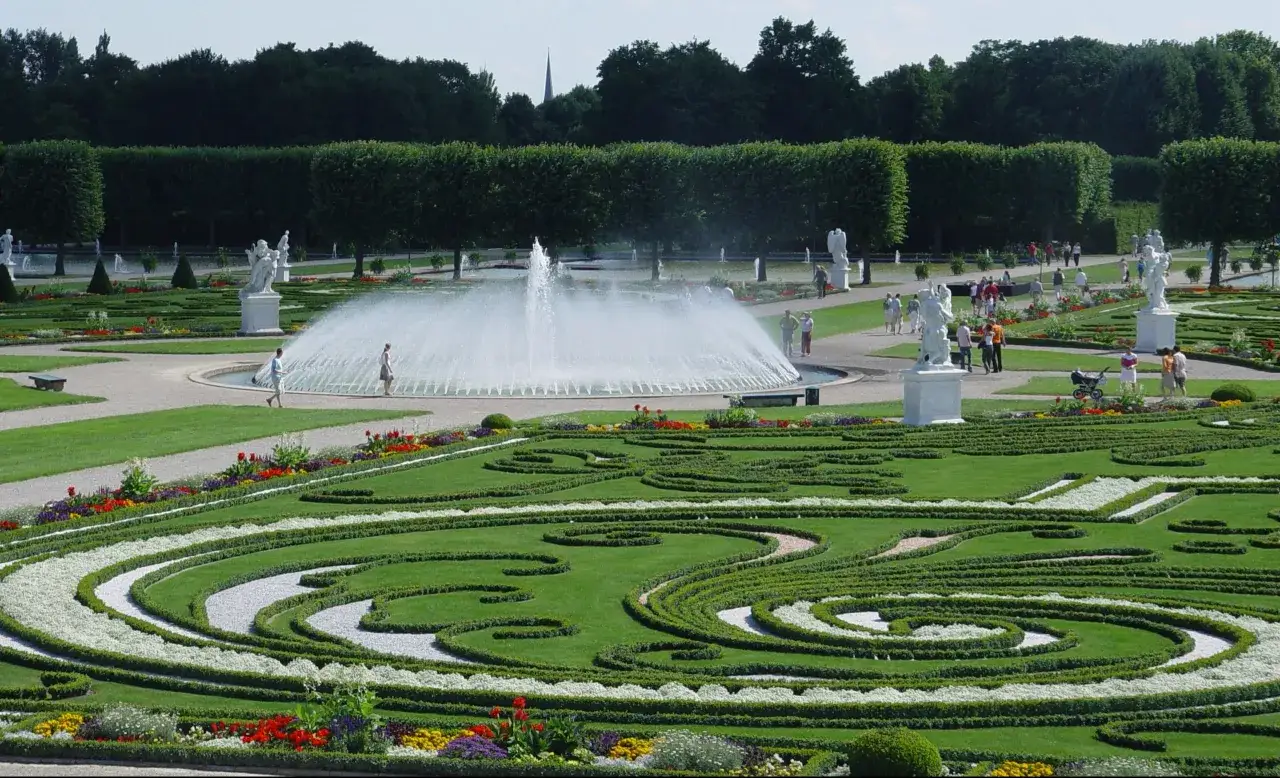 Wspaniałe ogrody Herrenhausen w Hanowerze, z fontanną i rzeźbami, to jedne z gł&oacute;wnych atrakcji miasta.
