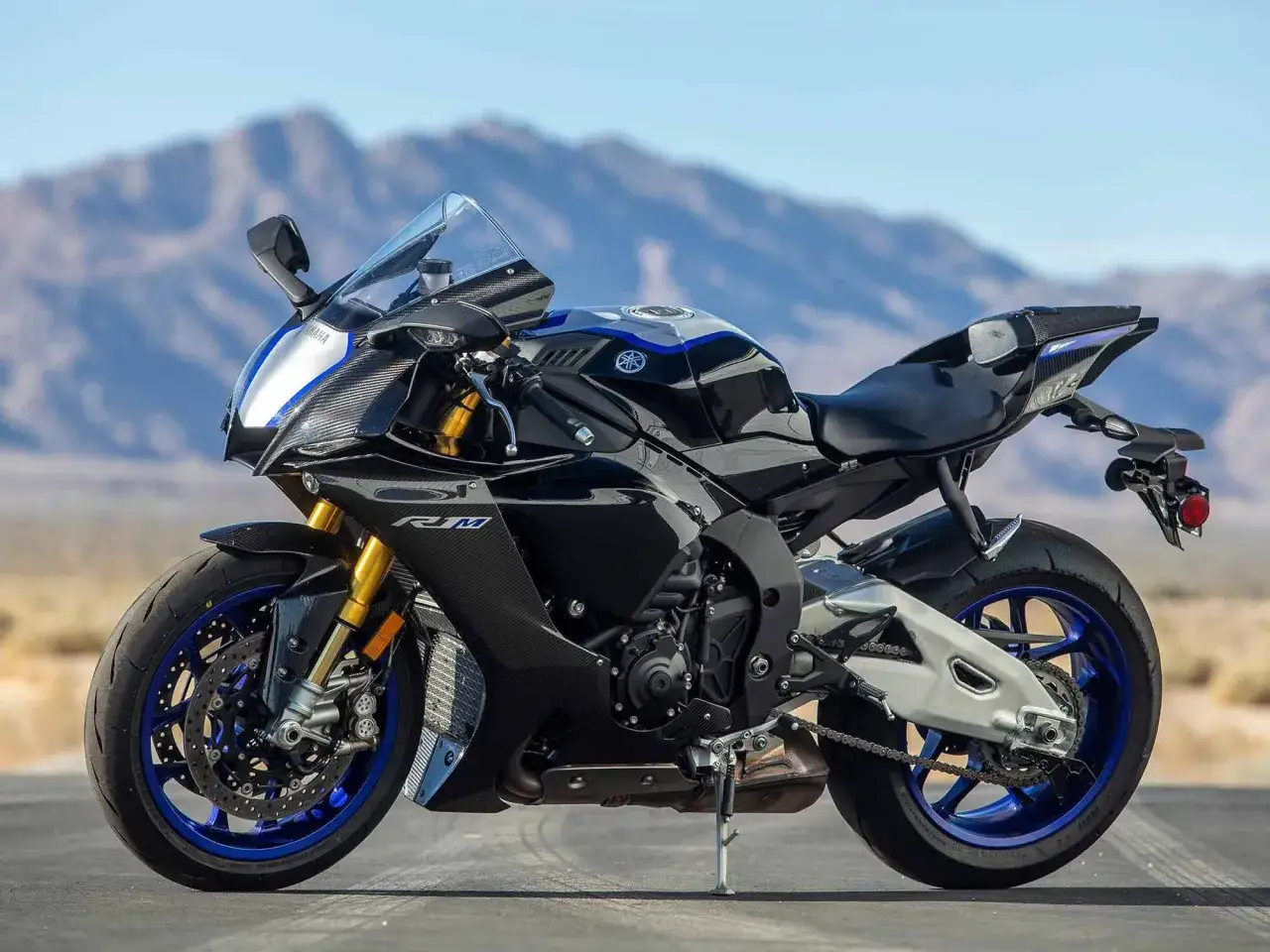 Yamaha R1M negra y azul, la moto m&aacute;s potente lista para la aventura en el desierto.