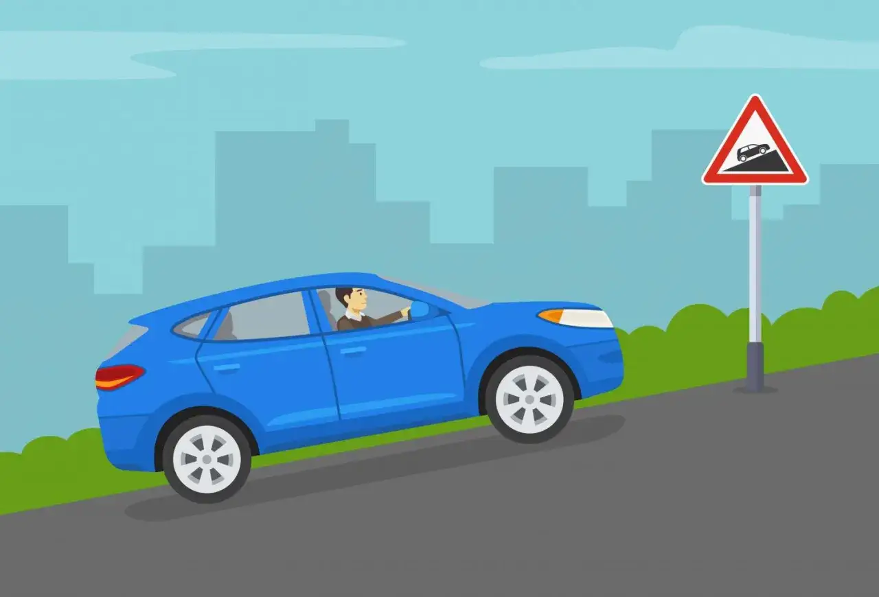Un'auto blu sale una ripida collina, vicino a un segnale di pericolo che indica una salita. Il conducente &egrave; al volante, pronto ad affrontare la pendenza grazie al suo hill holder.