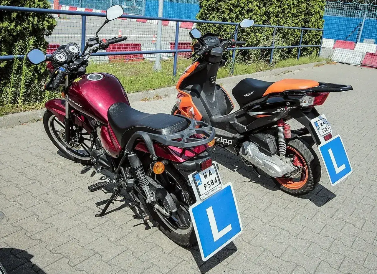 Dwa motorowery z tablicami