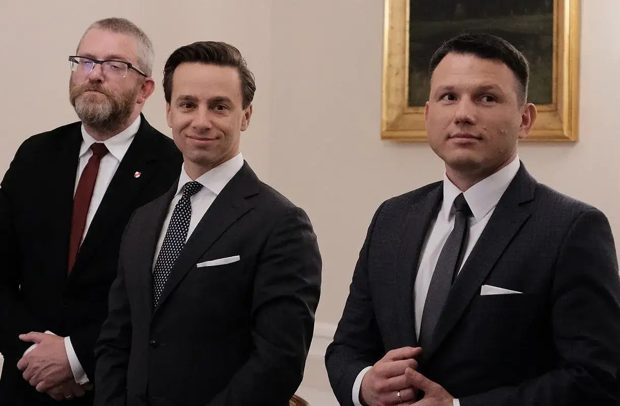 Trzech mężczyzn w garniturach. Czy wewnątrz Konfederacji dojdzie do rozłamu przed majowymi wyborami prezydenckimi?