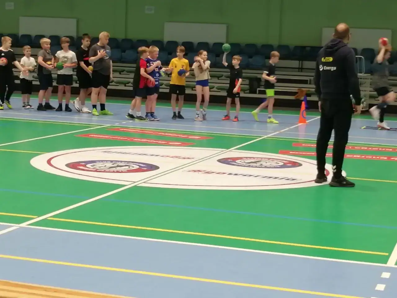 Młodzi zawodnicy ćwiczą piłkę ręczną w Olsztynie. Trening z piłką w hali sportowej. #warmiaolsztynpilka-reczna