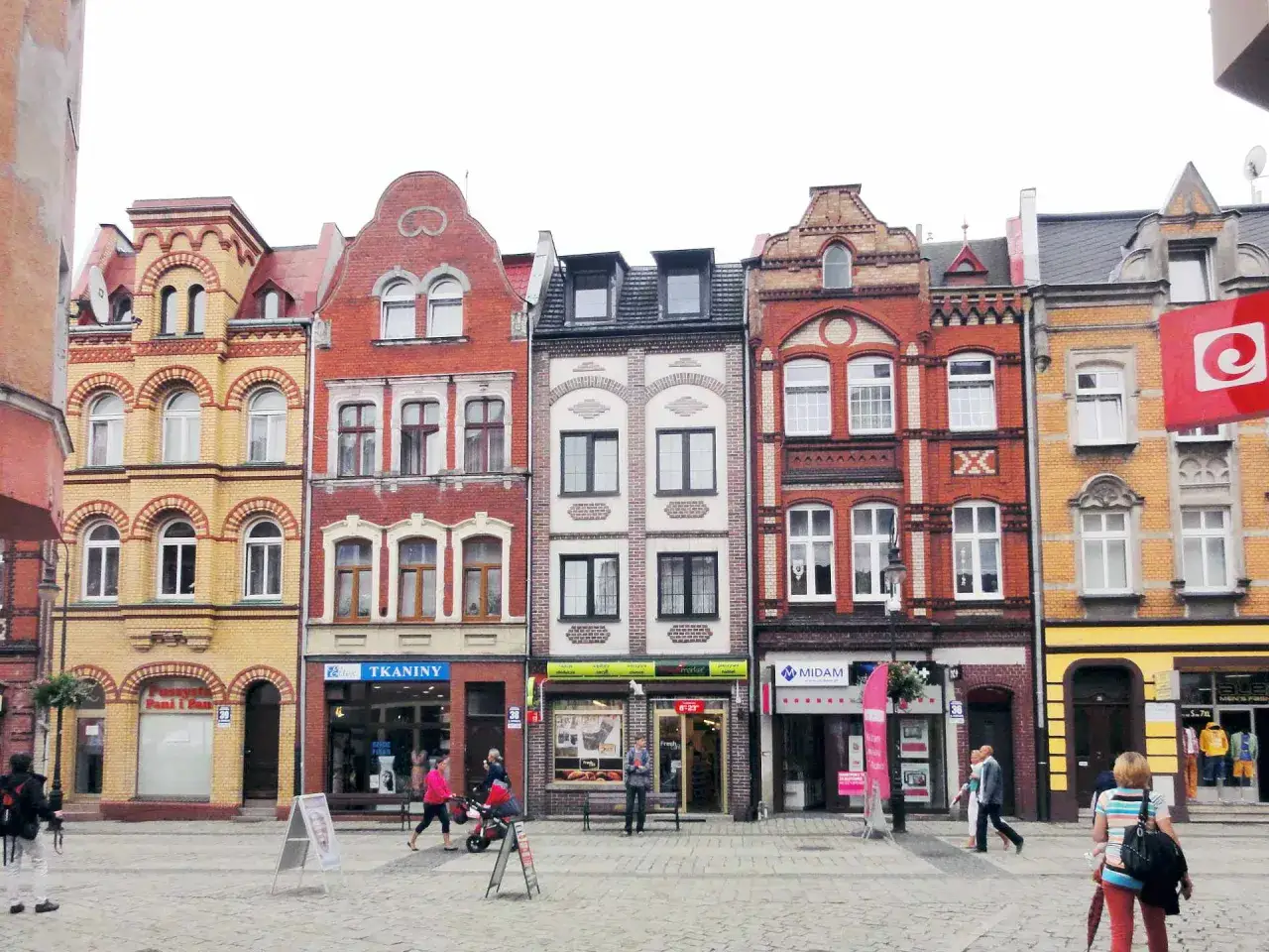 Kolorowe kamienice na lęborkim starym mieście tworzą urokliwy deptak.