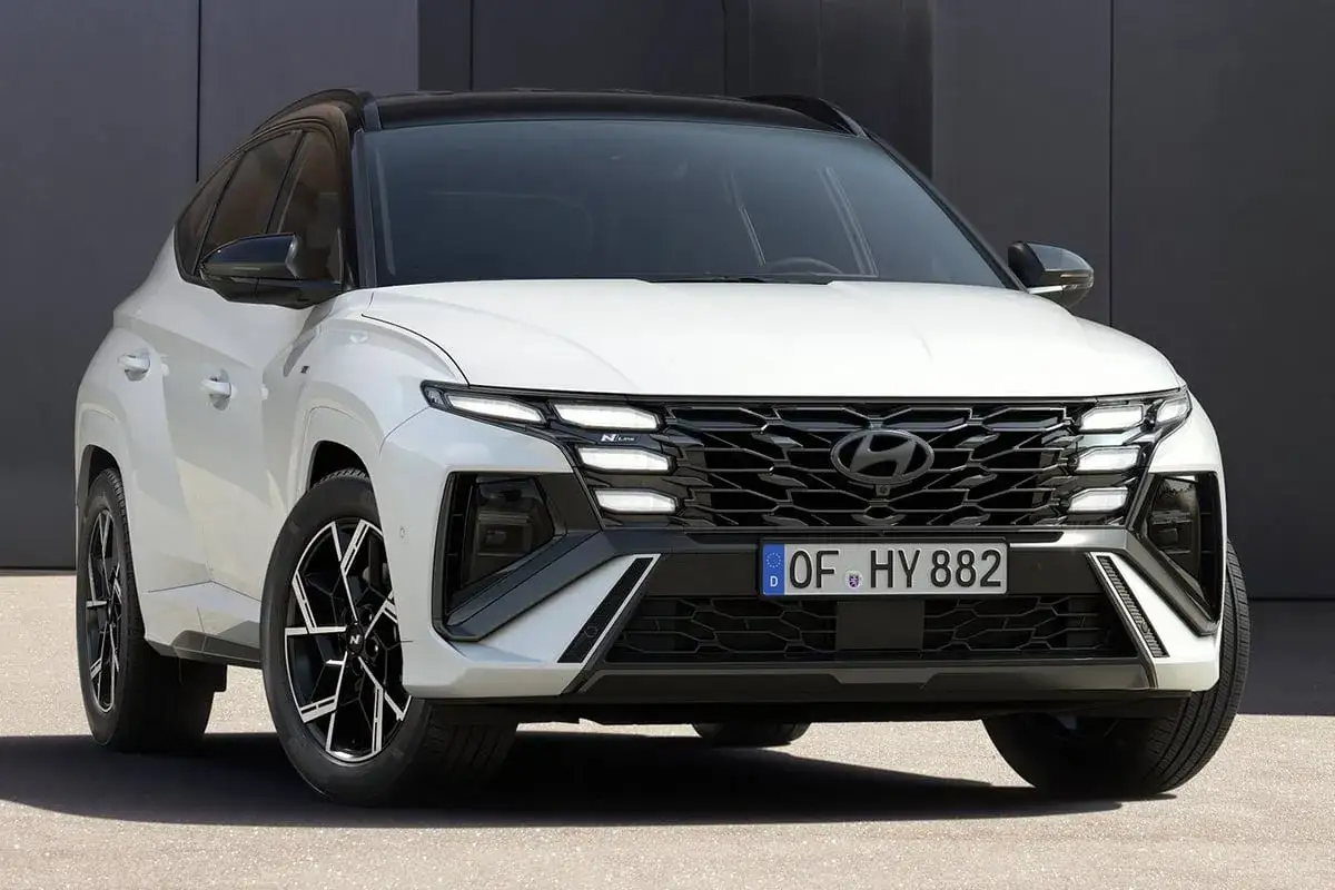 Hyundai Tucson N Line blanco con parrilla frontal distintiva y luces LED. El motor de este SUV ofrece potencia y estilo.