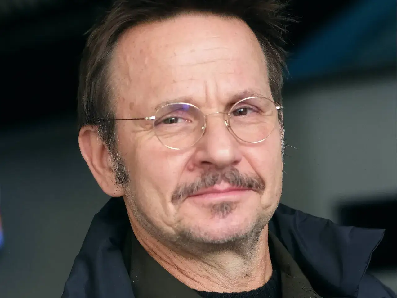 Bartłomiej Topa w okularach, z wąsami i kozią bródką, znany z wielu filmów, seriali i programów.