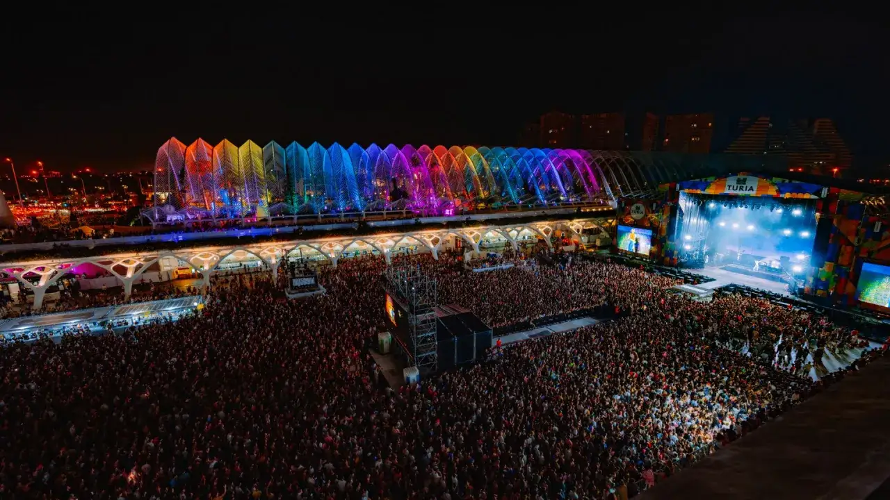 Multitudinaria noche de **big sound Valencia** con luces de colores y un escenario vibrante.