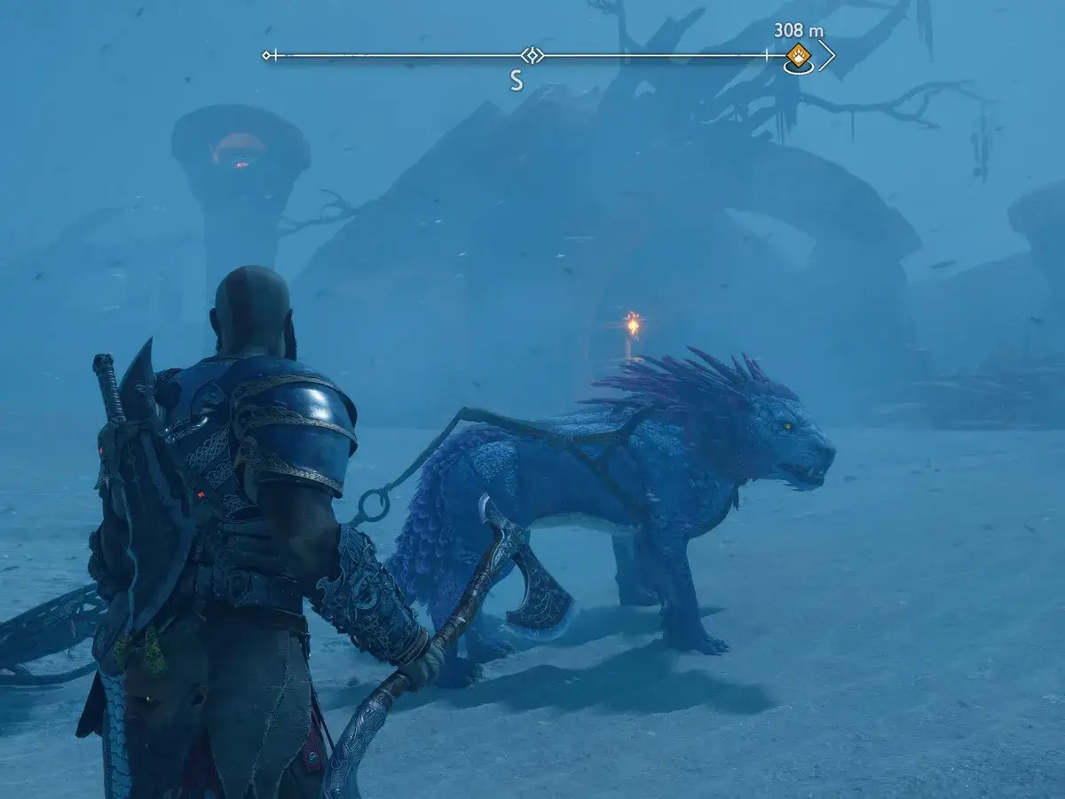Kratos y su bestia azul exploran los yermos de God of War Ragnarök, un paisaje desolado y misterioso.