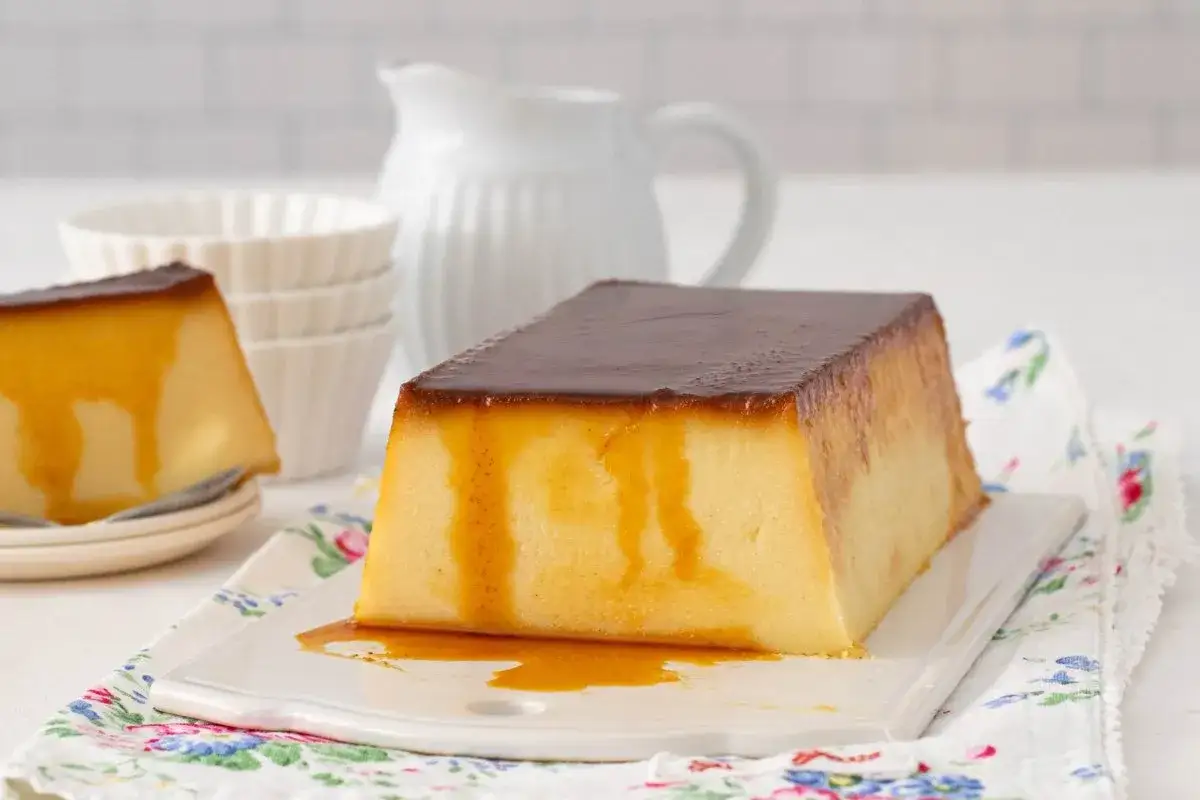 Un delicioso pudin de pan con caramelo líquido cayendo por sus lados.