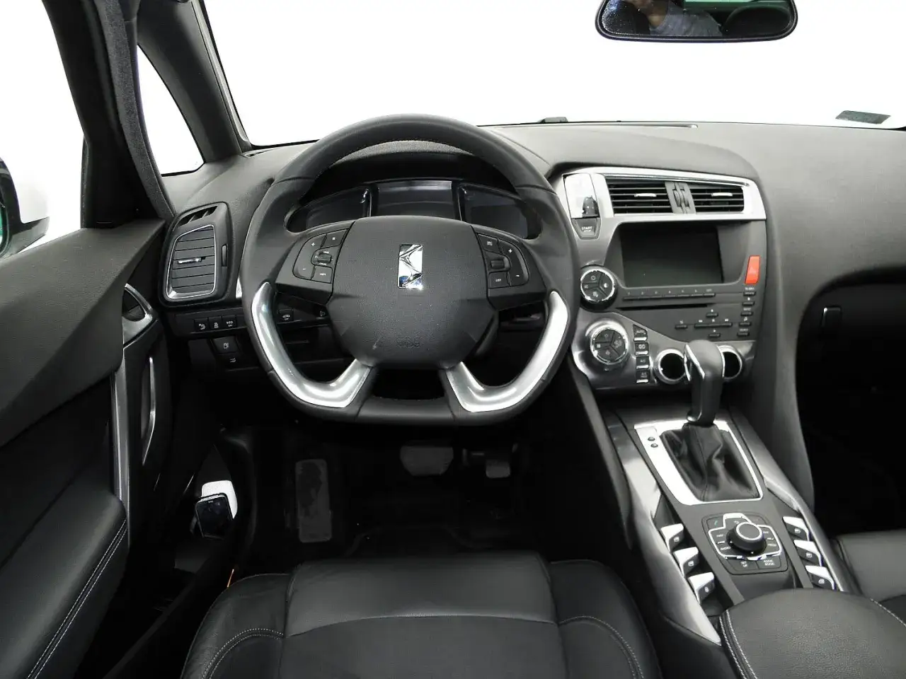 Wnętrze Citroen DS5. Kierownica, deska rozdzielcza i konsola środkowa. Wiele osób chwali ten model za unikalny design, co potwierdzają liczne **Citroen DS5 opinie**.