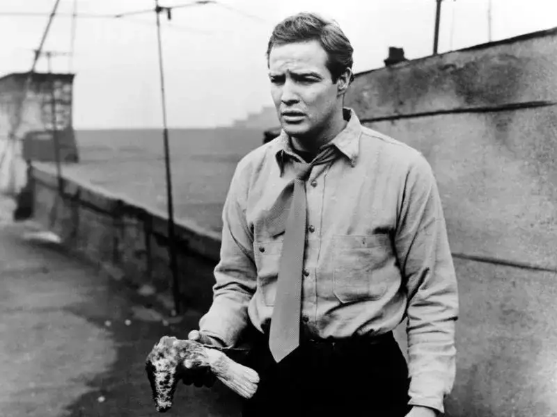 Marlon Brando w filmie Na nabrzeżach
