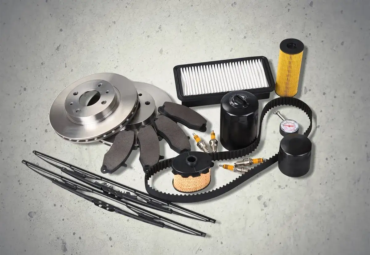 Kit di ricambi per motore SYM: dischi freno, pastiglie, filtri, candele, cinghie e tergicristalli.