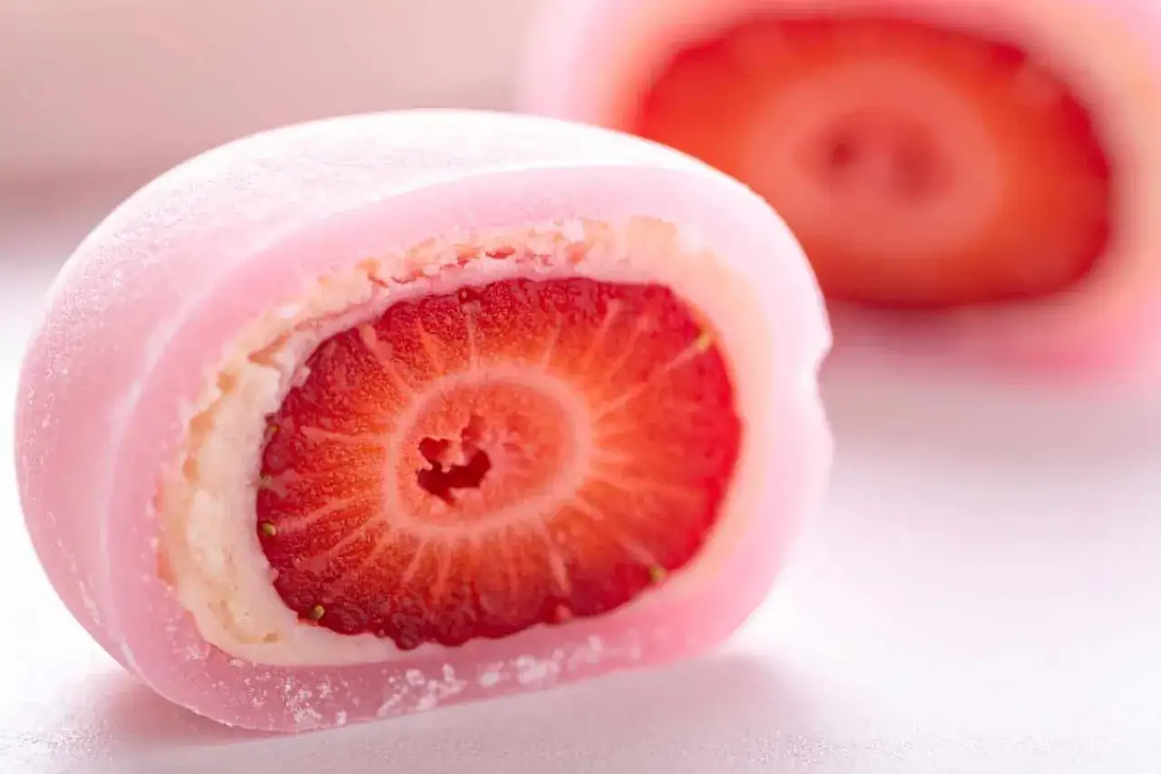 Różowe mochi z truskawką w środku. Idealne na letnie desery, ten przepis na mochi zachwyci każdego.