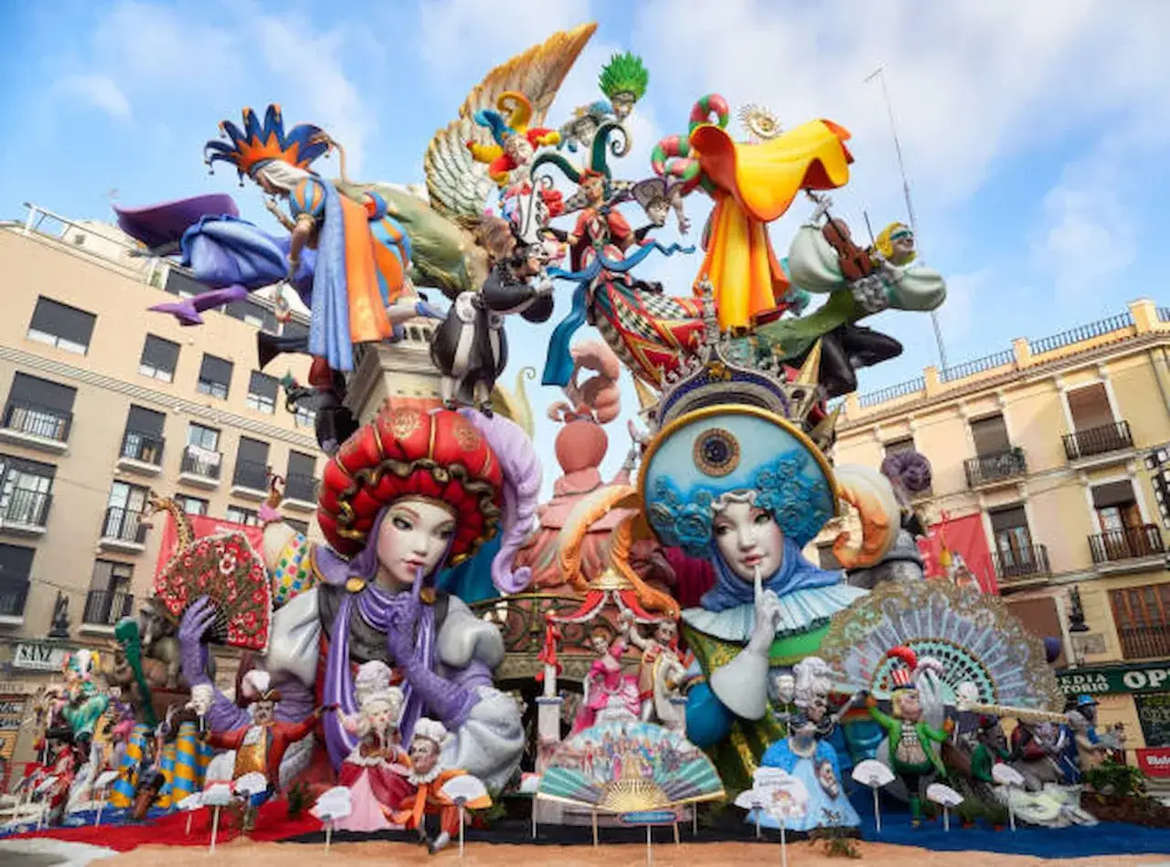 Figuras coloridas y extravagantes celebran cuando son las Fallas. Un espectáculo de arte y tradición en las calles.