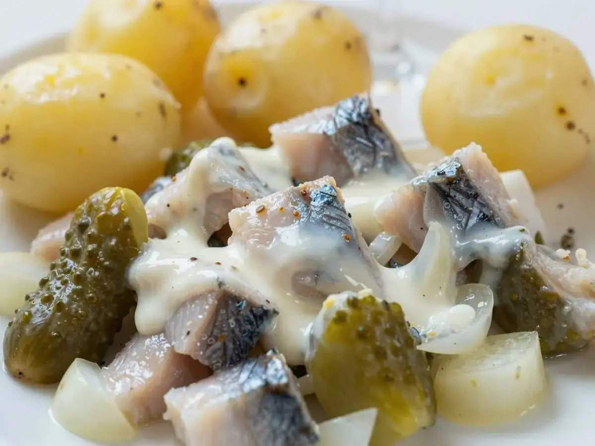 Hausfrauenart Heringssalat, ein leckeres Omas Rezept mit Pellkartoffeln und Gewürzgurken.