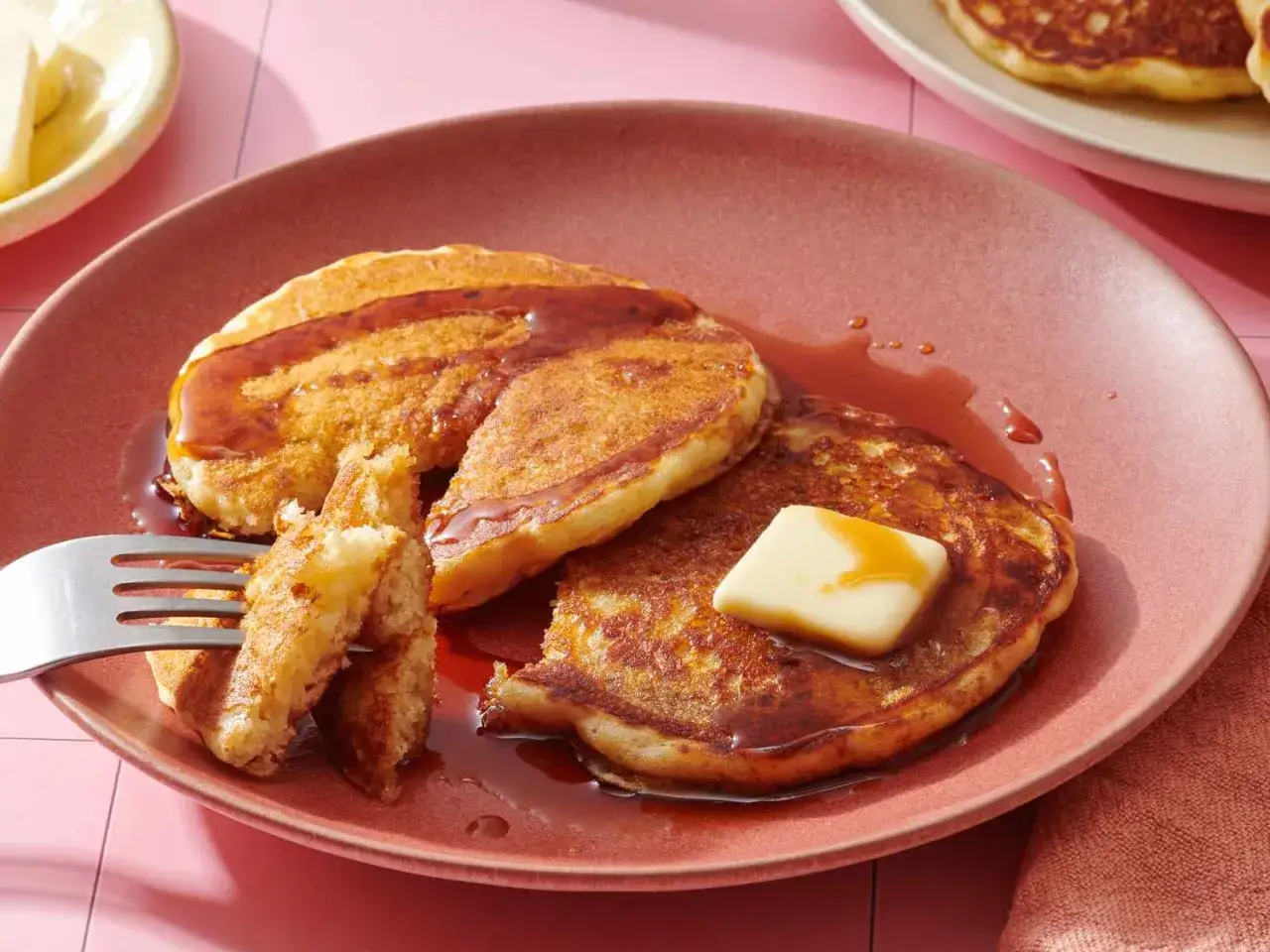 Panqueques esponjosos con sirope y mantequilla, perfectos para tu próxima receta.