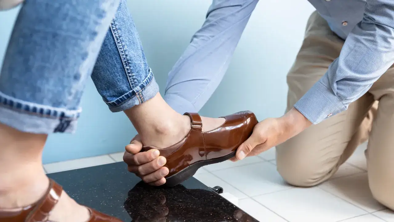Orthopädische Schuhe werden angepasst. Informieren Sie sich über die Kostenübernahme durch die AOK.