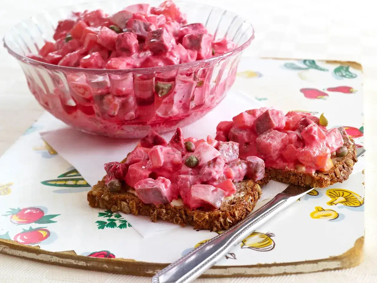 Klassisches Heringssalat Rezept: Rote Bete, Kartoffeln und Kapern in cremiger Sauce auf Vollkornbrot. Ein Genuss!