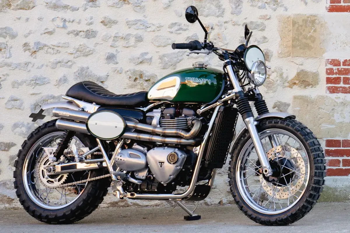 Motocicleta verde y cromada, lista para la aventura. Evoca el esp&iacute;ritu de **triumph steve mcqueen** con su dise&ntilde;o cl&aacute;sico y robusto.