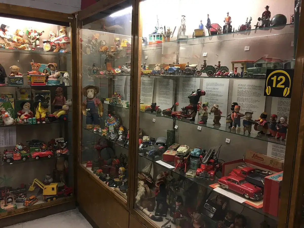 Skatter från ett stockholm toy museum: gamla leksaker i montrar, allt från dockor och bilar till tennsoldater.