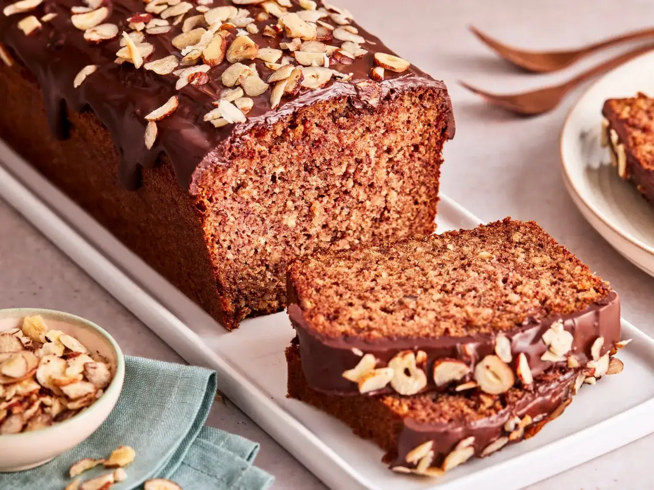 Saftiger Kuchen zuckerfrei, &uuml;berzogen mit Schokolade und garniert mit gehackten N&uuml;ssen. Ein Genuss f&uuml;r alle Sinne.