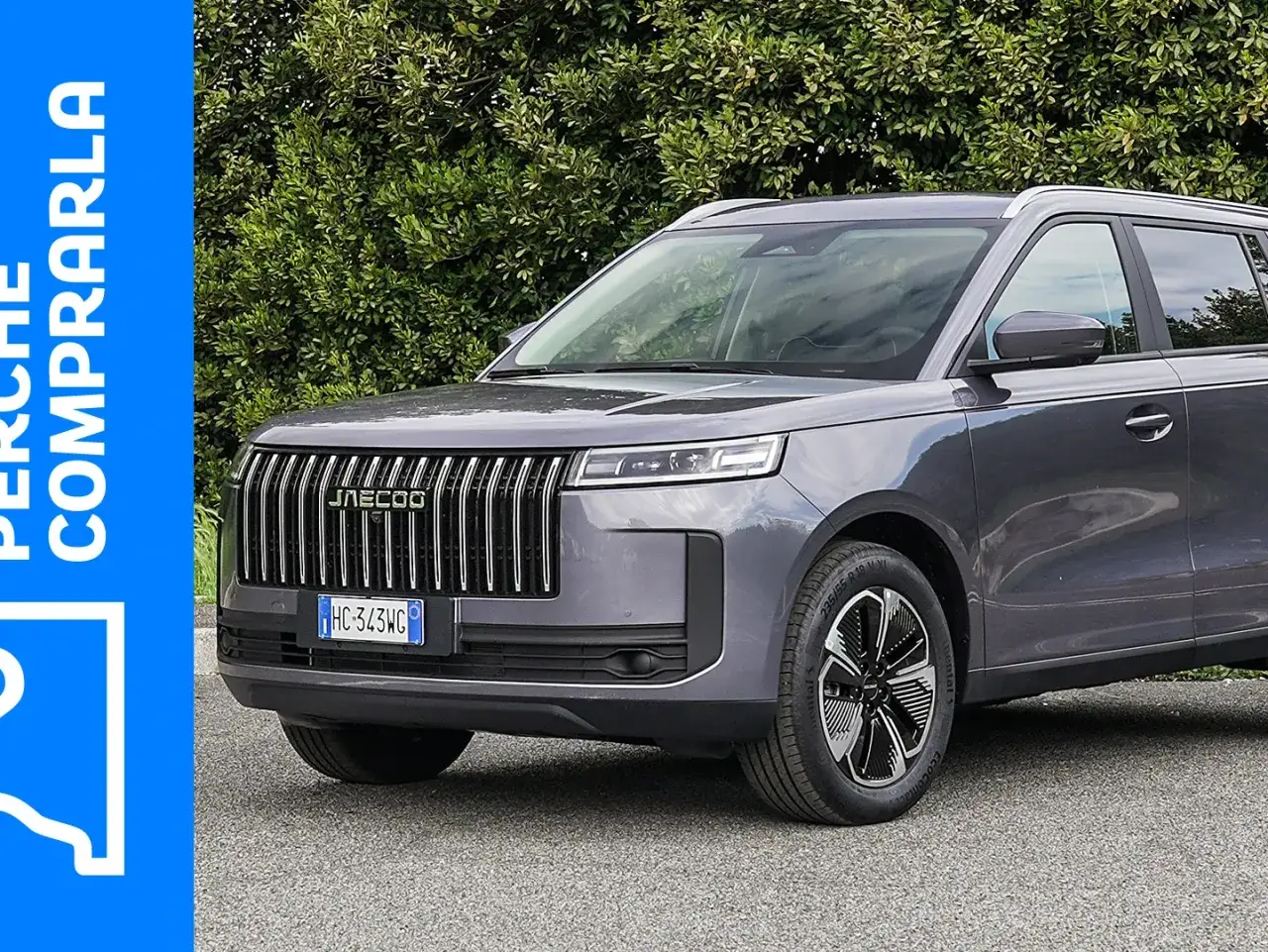 Il JAECOO 5 Full Hybrid: scopri il suo prezzo e perch&eacute; comprarla. Un SUV grigio elegante con griglia distintiva.