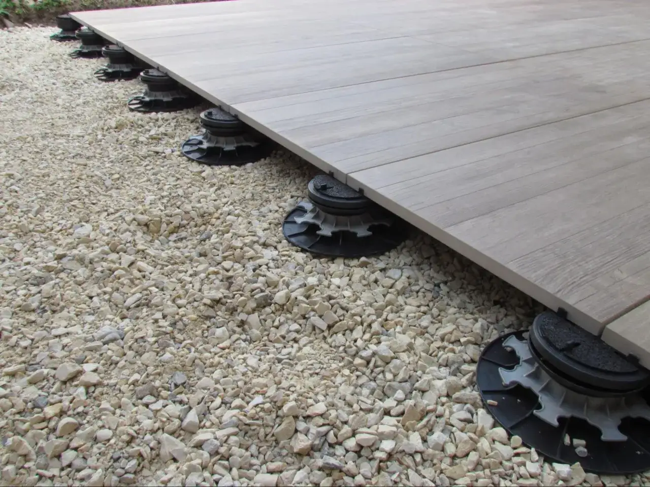 Pose de terrasse bois sur plots réglables. Le prix de la pose de terrasse bois sans fourniture est visible ici.