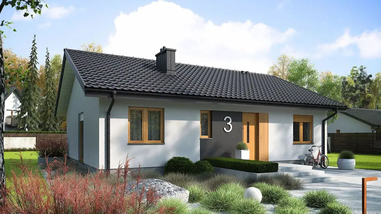 Nowoczesne projekty domów parterowych tanich w budowie. Biały dom z szarym akcentem i drewnianymi drzwiami.