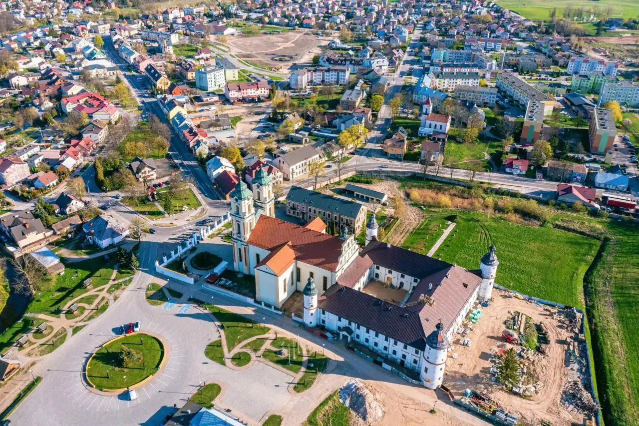 Widok z lotu ptaka na Sejny. Widać zabytkowy klasztor i kościół, a także urokliwe uliczki i domy. To jedne z wielu sejny atrakcji.