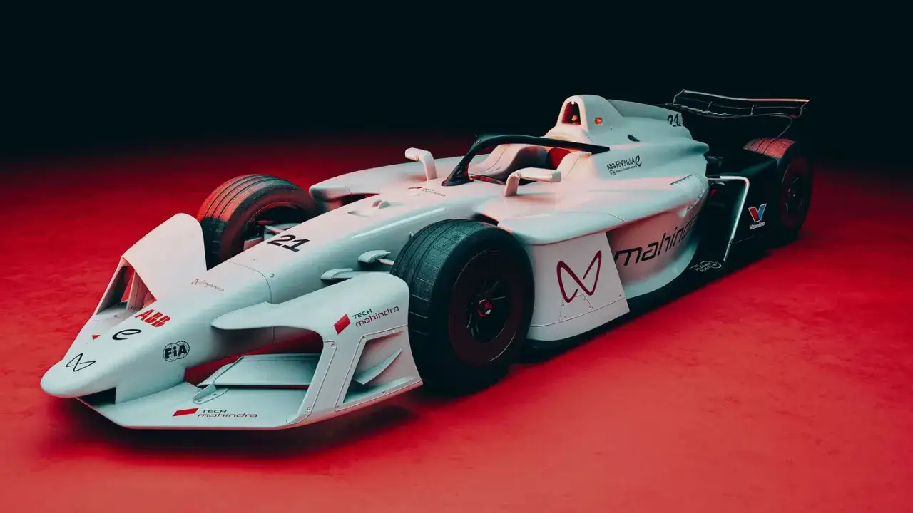 Coche de **formula e gen 4** blanco con detalles rojos y negros, listo para la carrera.