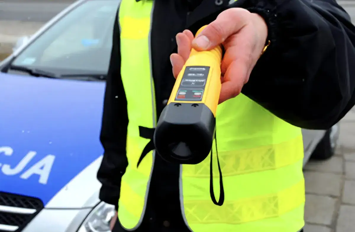 Policjant z alkomatem kontrola drogowa