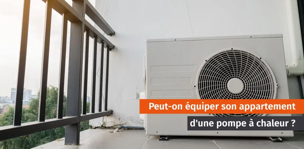 Unité extérieure d'une pompe à chaleur appartement installée sur un balcon, avec une balustrade et une vue sur la ville.